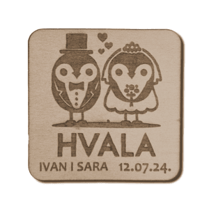 Drveni magnet s gravurom pingvina, srcima i natpisom – personalizirani poklon za goste na vjenčanju.