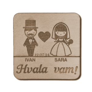 Personalizirana drvena zahvalnica za vjenčanje s ilustracijom mladoženje i mlade, datumom vjenčanja i tekstom