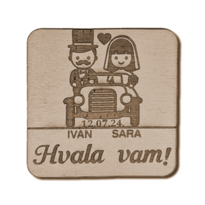 Drvena zahvalnica za vjenčanje s ilustracijom mladenaca u automobilu i natpisom “Hvala vam!”
