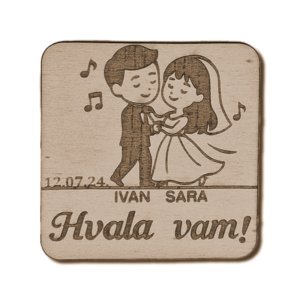 Drvena zahvalnica s gravurom mladenaca koji plešu, notama, imenima i datumom vjenčanja.