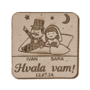 Drvena zahvalnica za vjenčanje s ilustracijom mladenaca na nebu pod zvijezdama i mjesecom.